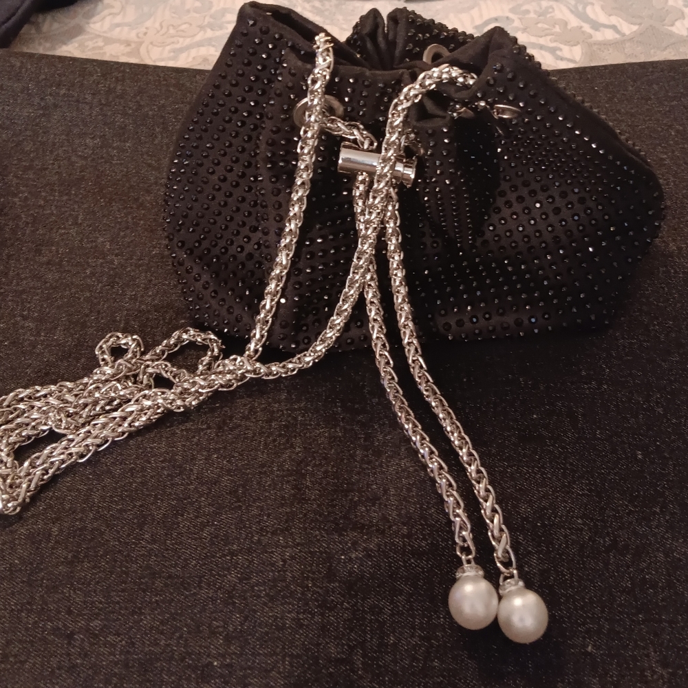 Small overshoulder bag with small beads and drawstrings with pearl at end strap